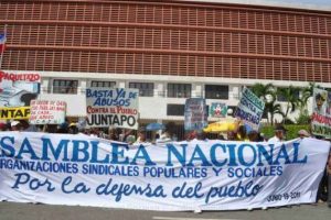 Sindicalistas marchan en torno al Congreso para exigir mejoras