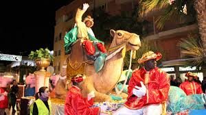 Cientos personas presencian tradicional desfile Reyes Magos