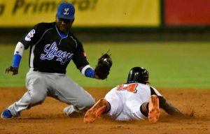 Toros vencen Licey y adelantan serie final del beisbol de la RD Toros vencen Licey y adelantan serie final del beisbol de la RD