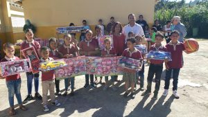 “TV-Revista” entrega juguetes en Constanza