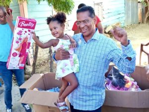 MONTECRISTI: Rodríguez Pimentel reparte juguetes el Día de Reyes