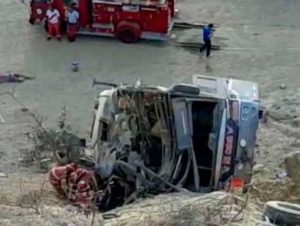 Mueren ocho jugadores de fútbol por accidente de bus en Perú