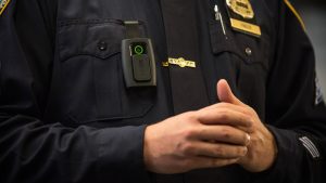 Buscan instalar cámaras corporales a los policías de Nueva York