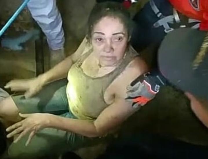 Mujer resulta herida al caer en hoyo que cavaba en busqueda de botija imagen