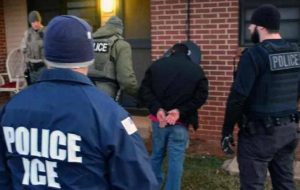 Inmigración arremete contra NY por restringir acceso a datos licencias