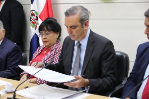 Luis Abinader promete fijar límite del gasto público para acabar con déficit