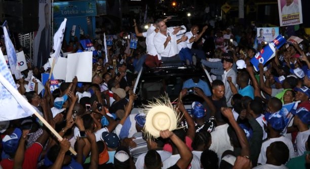 Abinader: “Pueblo dará mensaje claro a funcionarios abusadores: se van” imagen