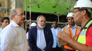 Presidente supervisa reconstrucción de hospitales de Santiago y Bonao