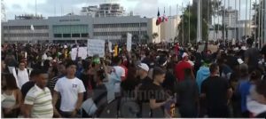 Miles dominicanos vestidos de negro exigen la renuncia de miembros JCE
