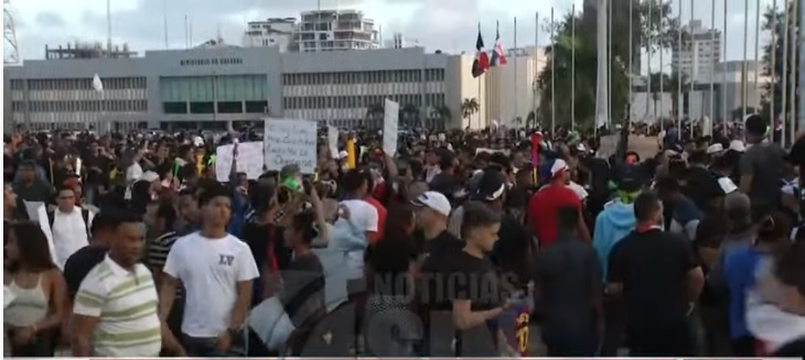 Miles dominicanos vestidos de negro exigen la renuncia de miembros JCE imagen