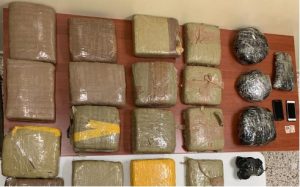 Apresan dos que transportaban 21 pacas de marihuana en un vehículo Apresan dos que transportaban 21 pacas de marihuana en un vehículo