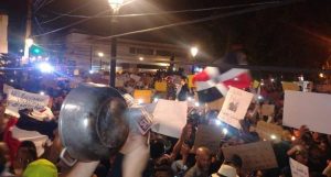 Jóvenes piden en parque Duarte se aclare motivo suspensión elecciones