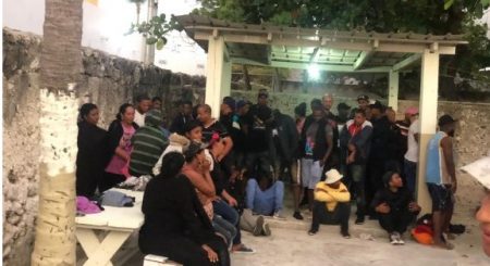 Interceptan embarcación clandestina iba a P.Rico con 53 indocumentados Interceptan embarcación clandestina iba a P.Rico con 53 indocumentados