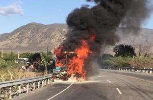 Dos muertos en choque de carro y autobús en el tramo Azua-Baní