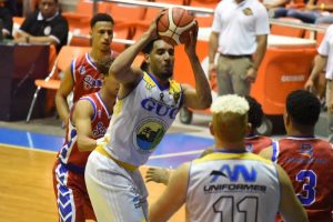 Juan Guerrero domina puntos y rebotes en basquet de Santiago