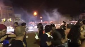 Lanzan bombas contra personas que protestaban frente a la sede de JCE