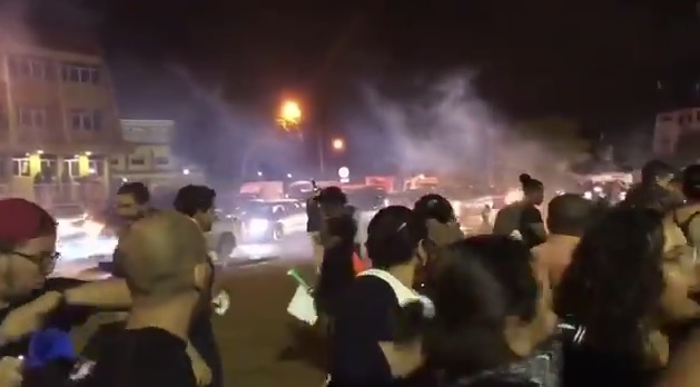 Lanzan bombas contra personas que protestaban frente a la sede de JCE imagen