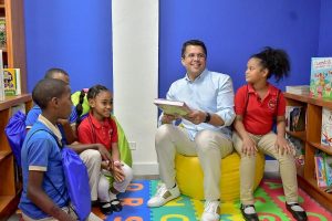 Empresas entregan biblioteca infantil en Capotillo al alcalde David Collado