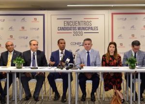 Contreras presenta su programa de gobierno ante empresariado de SD