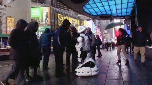 Androide diagnostica el coronavirus en Times Square de Nueva York Androide diagnostica el coronavirus en Times Square de Nueva York