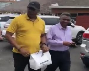 En Santiago, le vocean de todo a Félix Bautista a salida de restaurante En Santiago, le vocean de todo a Félix Bautista a salida de restaurante