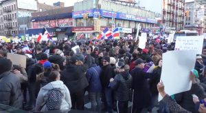 Cientos de dominicanos protestan en Manhattan y exigen renuncia de JCE Cientos de dominicanos protestan en Manhattan y exigen renuncia de JCE