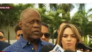 Jhonny Ventura se negó a votar; lo hará cuando la JCE «resuelva su lío»