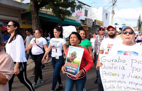 Residentes de Gurabo piden justicia por asesinatos coronel y mensajero imagen