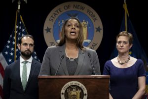 Fiscalía NY presenta cargos contra 5 personas por trafico de armas