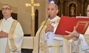 Monseñor Bretón critica actitud de políticos ante situación del país