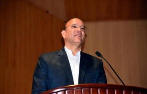 Ulises Rodríguez promete becas universitarias a jóvenes de Santiago