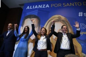 Hugo Beras anuncia apoyo a Carolina Mejía; MVM lo tilda de irresponsable