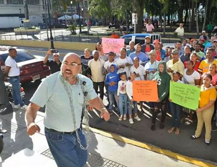 Residentes de Cienfuegos piden arreglo calles ante Gobernación imagen