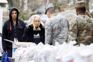 Guardia Nacional reparte comidas en la «zona cero del coronavirus» en NY
