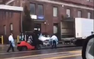 NUEVA YORK: Colocan en furgones muertos por COVID-19