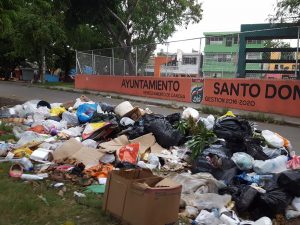 SDE: Comunitarios denuncian cúmulo basura Ensanche Isabelita