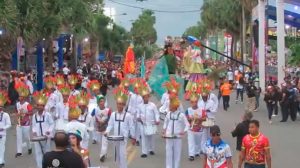 Cientos de dominicanos disfrutan en malecón de SD el cierre del Carnaval