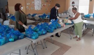 Educación inicia entrega alimentos crudos a padres de los estudiantes