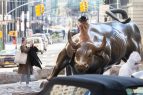 NUEVA YORK: Mujer desnuda cabalgó el famoso “toro” de Wall St
