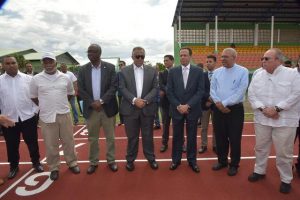 MONTE PLATA: Ministro Educación entrega moderna pista atletismo