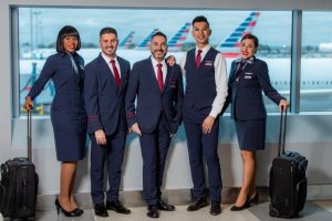 Estrenan nuevo uniforme 50 mil empleados de American Airlines 