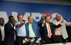 Decenas dirigentes abandonan PRD y anuncian apoyo a Luis Abinader