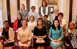 Presidente Medina entrega Medalla al Mérito a trece mujeres dominicanas