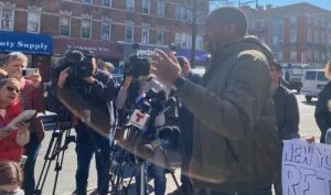 Con manifestación exigen libertad de dominicana apresada por Inmigración