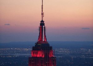 Empire State se ilumina rojo y blanco para honrar combatientes COVID-19