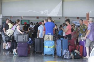 Turistas europeos abandonan la Rep. Dominicana en vuelos especiales