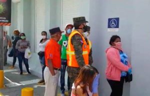 Defensa Civil activa una jornada de distanciamiento social en bancos