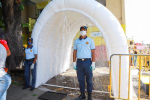 Alcaldía instala túnel sanitizante en el Mercado de los Guandules