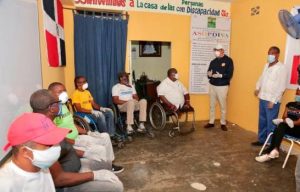 Abinader dona alimentos y material protección a iglesias y envejecientes