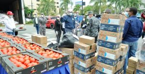 Abinader lleva donación a Policía e iglesia, se reúne con bioanalistas